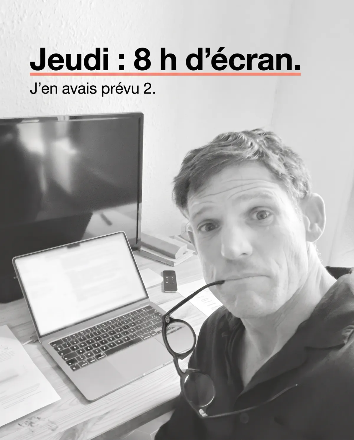 Selfie en noir et blanc à mon bureau, lunettes à la bouche, avec le texte « Jeudi : 8 h d'écran. J'en avais prévu 2. »