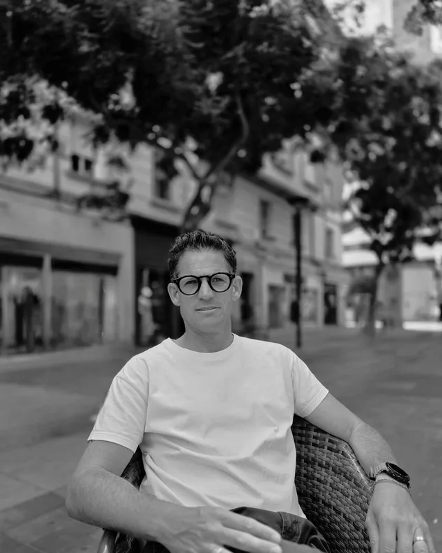 Matthieu Daumain, assis dans une rue de Narbonne