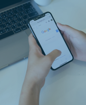 optimisation fiche google my business Une personne qui recherche une entreprise locale sur Google